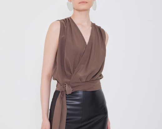 SLEEVLESS WRAP TIE BLOUSE